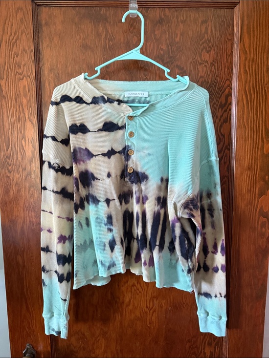 Daydreamer Tops - Aqua and Cream Tie-Dye Waffle Top w/buttons.